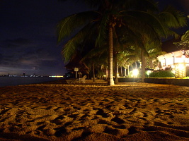 Strand und Restaurant bei Nacht